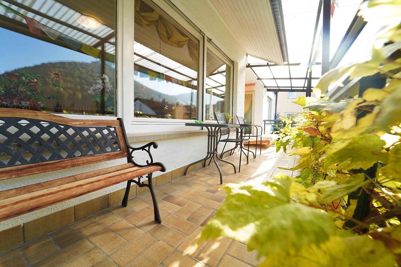 Ferienwohnung Im Haus Lotus Mit Grossem Balkon Und Garten Bad Urach Esterno foto